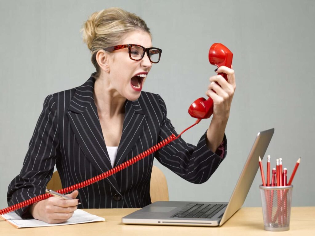 Mulher exaltada discutindo com um interlocutor desconhecido no telefone, expressando sua insatisfação e raiva com a situação